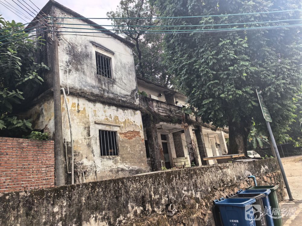 （古朴老宅藤蔓山居）空置旧卫生站