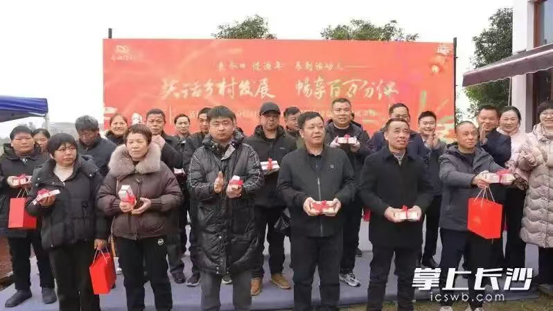 唤醒“沉睡”的老屋后，这里的村民提“钱”过年