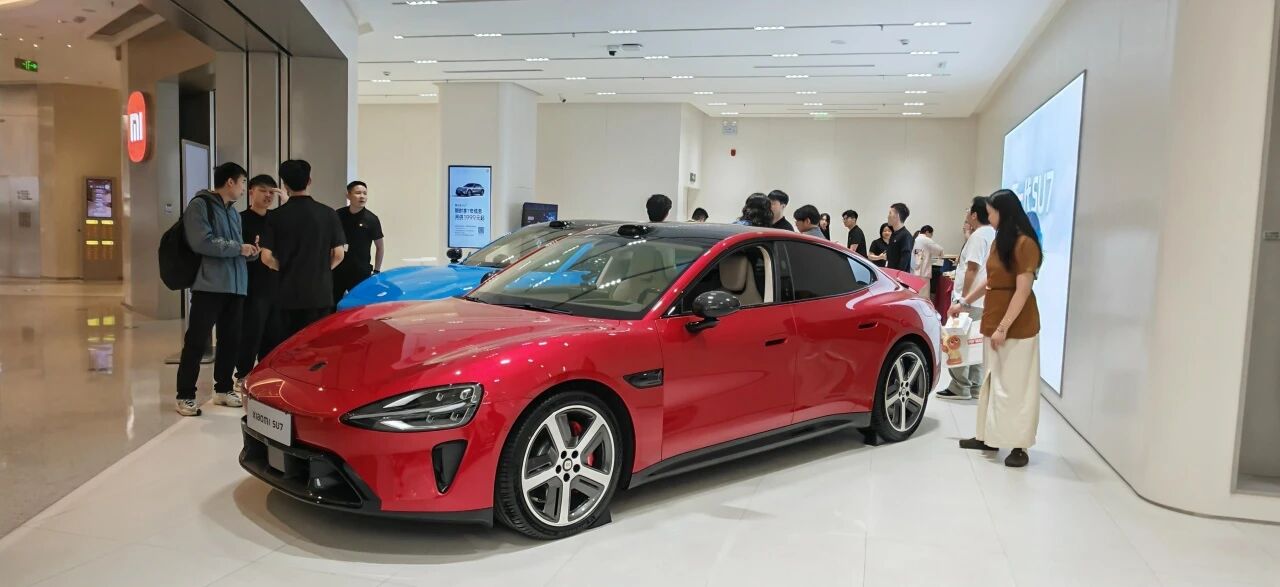 新一代SU7惊艳亮相！小米汽车中山万象汇体验店人气爆棚，诚邀您来试驾下订！