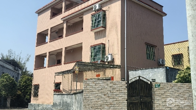 从化区良口镇良新村石床队，2018年建成3层半砖混结构自建房，总面积550㎡，共计10间居室，水电齐全、排污通畅。临近大广高速出口、S354省道，交通出行便捷。
签约长租3年，免费赠送1亩土地使用3年