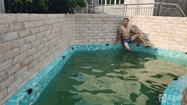 从化区良口镇良新村石床队，2018年建成3层半砖混结构自建房，总面积550㎡，共计10间居室，水电齐全、排污通畅。临近大广高速出口、S354省道，交通出行便捷。
签约长租3年，免费赠送1亩土地使用3年