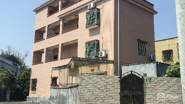 从化区良口镇良新村石床队，2018年建成3层半砖混结构自建房，总面积550㎡，共计10间居室，水电齐全、排污通畅。临近大广高速出口、S354省道，交通出行便捷。
签约长租3年，免费赠送1亩土地使用3年